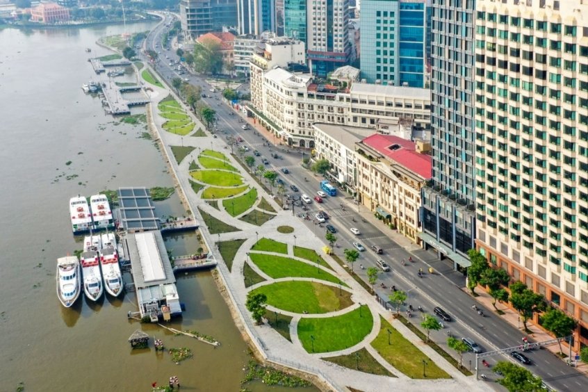 To&agrave;n cảnh Bến Bạch Đằng xanh m&aacute;t, một kh&ocirc;ng gian thư gi&atilde;n l&yacute; tưởng ngay ven s&ocirc;ng S&agrave;i G&ograve;n