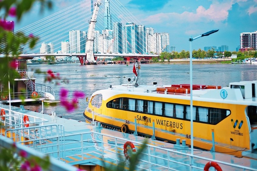Trải nghiệm Saigon Waterbus tại bến Bạch Đằng S&agrave;i G&ograve;n&nbsp;để ngắm nh&igrave;n th&agrave;nh phố từ một g&oacute;c độ mới lạ tr&ecirc;n s&ocirc;ng