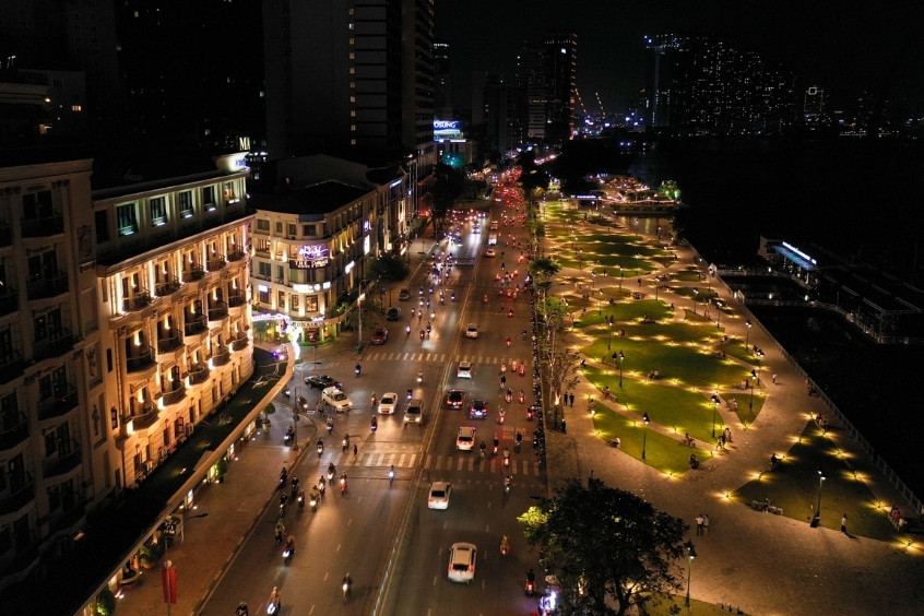 Hệ thống đ&egrave;n lung linh về đ&ecirc;m biến khung cảnh bến t&agrave;u th&agrave;nh điểm dạo phố rực rỡ v&agrave; l&atilde;ng mạn