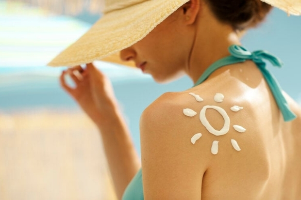 Lu&ocirc;n thoa kem chống nắng tr&aacute;nh ch&aacute;y nắng dưới c&aacute;i nắng rực rỡ của v&ugrave;ng vịnh