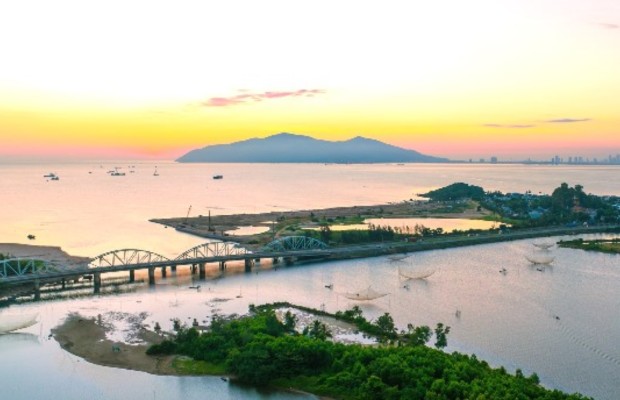 S&ocirc;ng Cu Đ&ecirc; y&ecirc;n b&igrave;nh tại Nam &Ocirc; Đ&agrave; Nẵng với b&atilde;i bồi v&agrave; rặng dừa