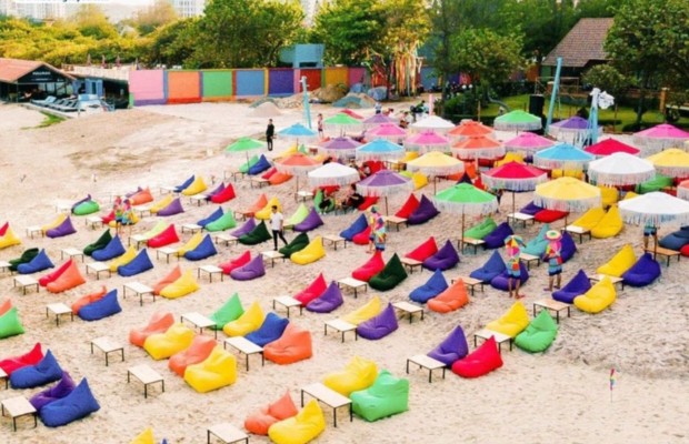 kh&ocirc;ng gian đa sắc m&agrave;u của chợ c&aacute; gỗ