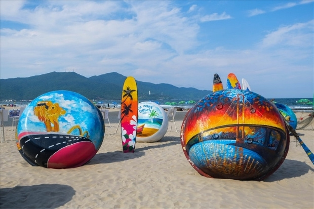 Từ chợ đ&ecirc;m An Thượng bạn thể tản bộ ra b&atilde;i biển Mỹ Kh&ecirc; chỉ c&aacute;ch 200m