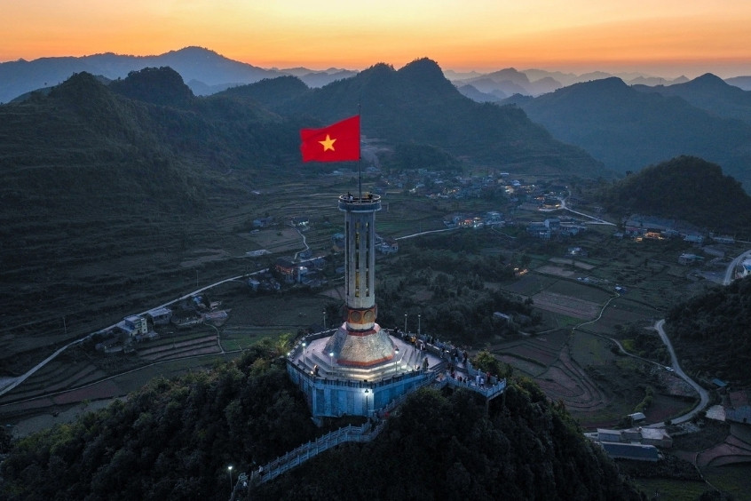 H&agrave;nh tr&igrave;nh chuyến bay về Việt Nam gh&eacute; thăm Cột cờ Lũng C&uacute; H&agrave; Giang &ndash; Biểu tượng thi&ecirc;ng li&ecirc;ng nơi địa đầu Tổ quốc