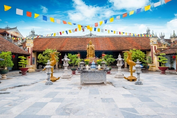 Ch&ugrave;a Dư H&agrave;ng (hay c&ograve;n gọi l&agrave; Ph&uacute;c L&acirc;m Tự), một ng&ocirc;i ch&ugrave;a cổ k&iacute;nh nổi tiếng nằm tại quận L&ecirc; Ch&acirc;n,&nbsp;Hải Ph&ograve;ng