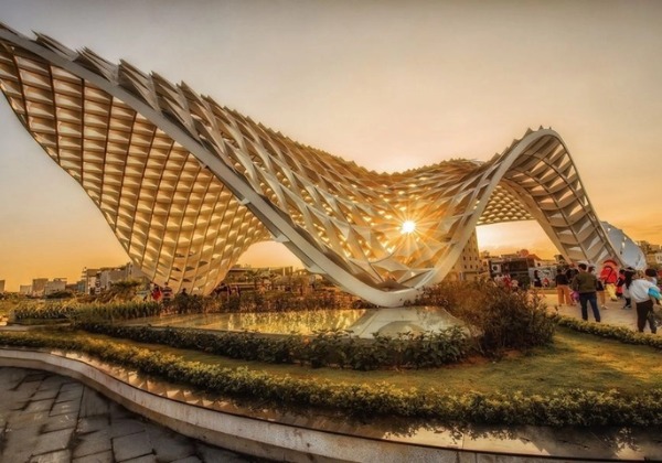 To&agrave;n cảnh kiến tr&uacute;c m&aacute;i v&ograve;m trắng độc đ&aacute;o của C&ocirc;ng vi&ecirc;n APEC Đ&agrave; Nẵng b&ecirc;n bờ s&ocirc;ng H&agrave;n l&uacute;c ho&agrave;ng h&ocirc;n