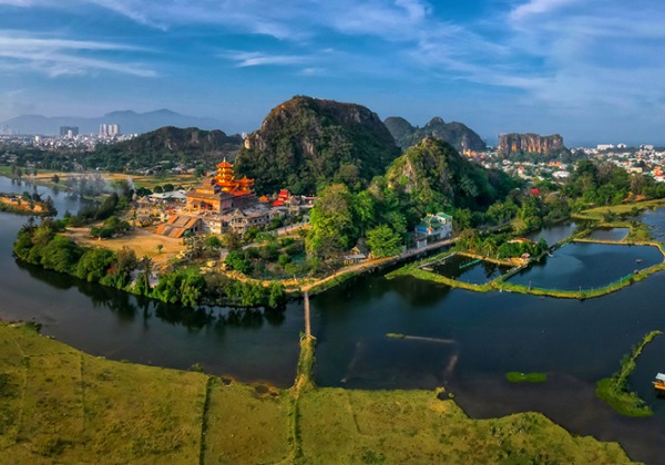 &Aacute;nh s&aacute;ng huyền ảo b&ecirc;n trong động Huyền Kh&ocirc;ng tại danh thắng Ngũ H&agrave;nh Sơn Đ&agrave; Nẵng