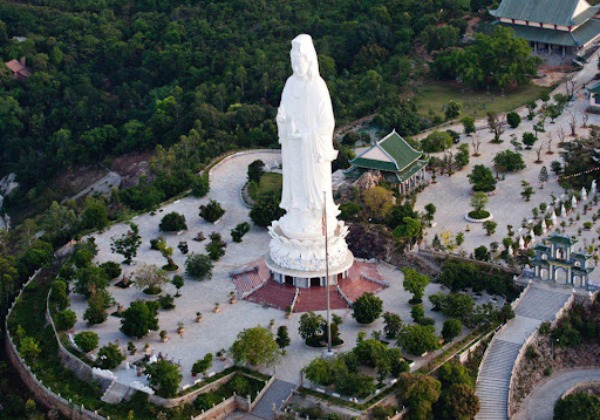 Tượng Phật B&agrave; Quan Thế &Acirc;m cao nhất Việt Nam tại ch&ugrave;a Linh Ứng B&atilde;i Bụt Đ&agrave; Nẵng.