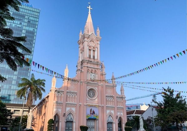  Kiến tr&uacute;c Gothic m&agrave;u hồng đặc trưng của Nh&agrave; thờ Con G&agrave; Đ&agrave; Nẵng