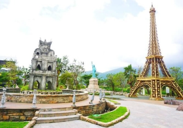 M&ocirc; h&igrave;nh Th&aacute;p Eiffel v&agrave; Tượng Nữ thần Tự do d&aacute;t v&agrave;ng tinh xảo tại C&ocirc;ng vi&ecirc;n kỳ quan thế giới (Wonder Park) Đ&agrave; Nẵng