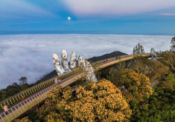 Check-in Cầu V&agrave;ng Đ&agrave; Nẵng giữa biển m&acirc;y h&ugrave;ng vĩ tr&ecirc;n đỉnh B&agrave; N&agrave; Hills
