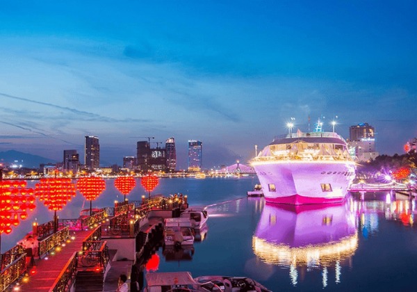 Cầu T&igrave;nh Y&ecirc;u Đ&agrave; Nẵng lung linh &aacute;nh đ&egrave;n lồng đỏ b&ecirc;n bờ s&ocirc;ng H&agrave;n thơ mộng