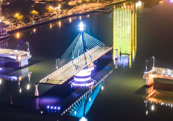 Cầu quay S&ocirc;ng H&agrave;n Đ&agrave; Nẵng rực rỡ &aacute;nh đ&egrave;n LED về đ&ecirc;m