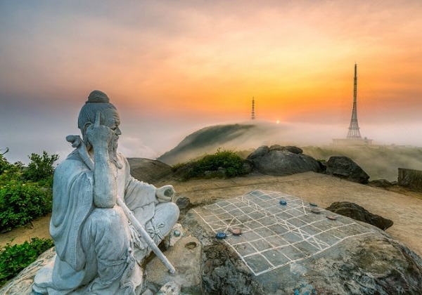 To&agrave;n cảnh th&agrave;nh phố Đ&agrave; Nẵng nh&igrave;n từ Đỉnh B&agrave;n Cờ tr&ecirc;n b&aacute;n đảo Sơn Tr&agrave; xanh mướt