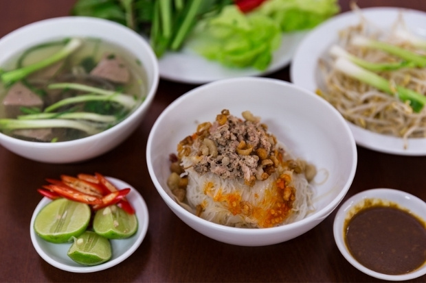 Đừng bỏ lỡ cơ hội thưởng thức hương vị phở kh&ocirc; hai t&ocirc; trứ danh - N&eacute;t ẩm thực độc đ&aacute;o của Pleiku