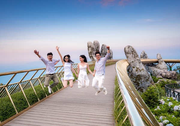  Kh&aacute;ch du lịch thong thả check-in Cầu V&agrave;ng vắng người khi đi du lịch Đ&agrave; Nẵng th&aacute;ng 12