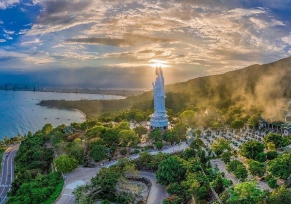  Ảnh to&agrave;n cảnh Ch&ugrave;a Linh Ứng Sơn Tr&agrave; với tượng Phật b&agrave; hướng ra biển