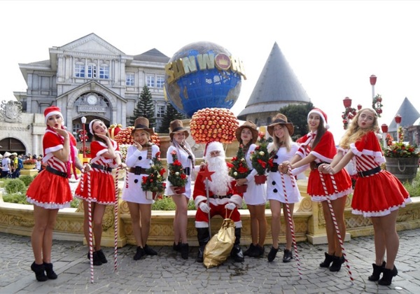 Quảng trường l&agrave;ng Ph&aacute;p rực rỡ &aacute;nh đ&egrave;n v&agrave; trang tr&iacute; Noel