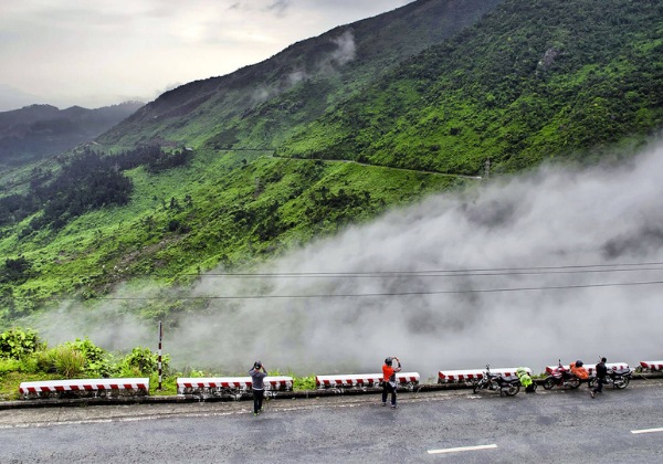 Đoạn đường kh&uacute;c cua đ&egrave;o Hải V&acirc;n với m&acirc;y trắng &ocirc;m lấy sườn n&uacute;i