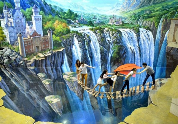 Kh&aacute;ch tham quan đang tương t&aacute;c vui nhộn với c&aacute;c bức tranh 3D khổ lớn