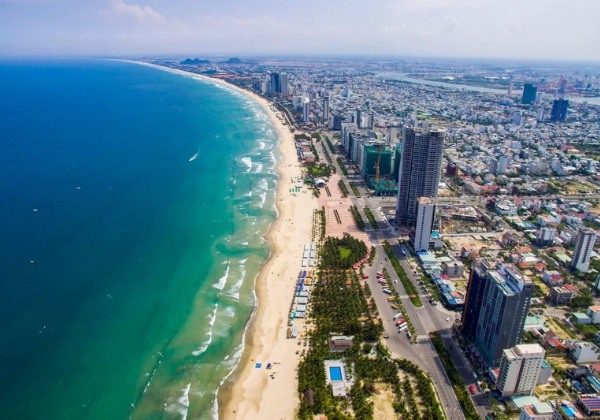 Bờ biển Mỹ Kh&ecirc; Đ&agrave; Nẵng th&aacute;ng 3 trời trong xanh nước biển m&agrave;u ngọc b&iacute;ch