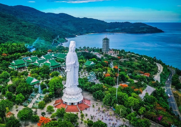 Tượng Phật B&agrave; Quan Thế &Acirc;m Ch&ugrave;a Linh Ứng B&atilde;i Bụt nh&igrave;n ra vịnh Đ&agrave; Nẵng xanh trong