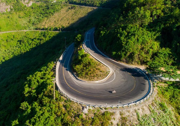 Cung đường đ&egrave;o Hải V&acirc;n uốn lượn h&ugrave;ng vĩ dưới &aacute;nh nắng v&agrave;ng nhẹ th&aacute;ng 3