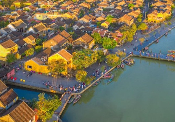 Cung đường đ&egrave;o Hải V&acirc;n uốn lượn h&ugrave;ng vĩ dưới &aacute;nh nắng v&agrave;ng nhẹ th&aacute;ng 3