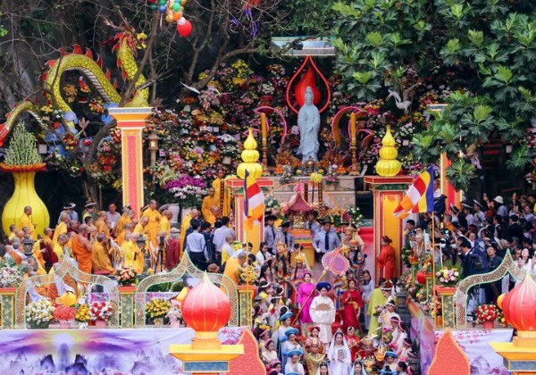 Lễ hội Qu&aacute;n Thế &Acirc;m Ngũ H&agrave;nh Sơn Đ&agrave; Nẵng th&aacute;ng 3 trang nghi&ecirc;m rực rỡ sắc m&agrave;u
