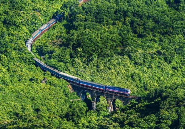 Toa t&agrave;u du lịch Đ&agrave; Nẵng Huế băng qua đ&egrave;o Hải V&acirc;n nh&igrave;n ra vịnh Lăng C&ocirc; xanh ngắt