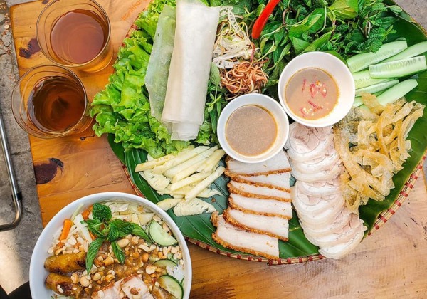 B&agrave;n tiệc đặc sản Đ&agrave; Nẵng th&aacute;ng 3 với M&igrave; Quảng, B&aacute;nh tr&aacute;ng cuốn thịt heo v&agrave; hải sản tươi sống
