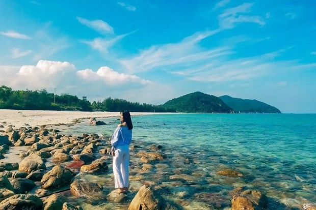 b&atilde;i tắm Minh Ch&acirc;u thuộc đảo Quan Lạn, nổi tiếng với l&agrave;n nước trong xanh, b&atilde;i c&aacute;t trắng mịn