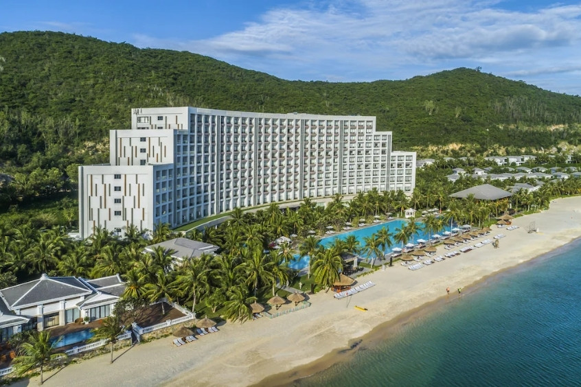 Vinpearl Resort & Spa Nha Trang Bay nằm tr&ecirc;n đảo H&ograve;n Tre, khu nghỉ dưỡng 5 sao sang trọng với kiến tr&uacute;c h&igrave;nh c&aacute;nh cung hiện đại