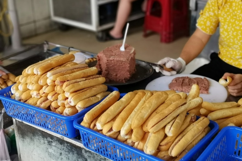 B&aacute;nh m&igrave; cay B&agrave; Gi&agrave; &ndash; Đặc sản nổi tiếng gần ga Hải Ph&ograve;ng
