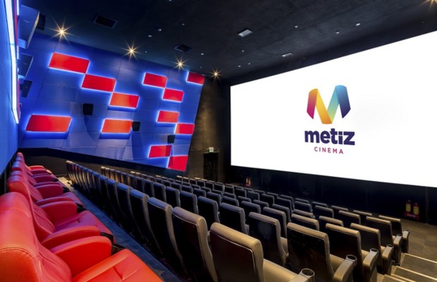 Nội thất rạp Metiz Cinema tại Helio Center với ghế ngồi &ecirc;m &aacute;i v&agrave; m&agrave;n h&igrave;nh lớn.