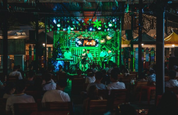 S&acirc;n khấu nhạc sống miễn ph&iacute; tại Helio Beer Garden