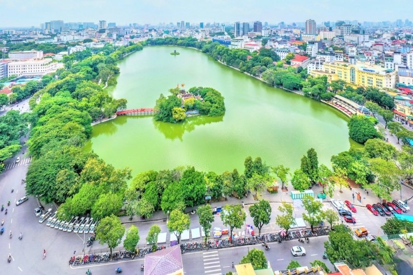 Hồ Ho&agrave;n Kiếm (hay Hồ Gươm) tọa lạc tại trung t&acirc;m thủ đ&ocirc; H&agrave; Nội, c&oacute; diện t&iacute;ch tự nhi&ecirc;n khoảng 12 ha