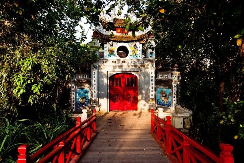 Đền Ngọc Sơn nằm tr&ecirc;n đảo Ngọc giữa Hồ Ho&agrave;n Kiếm, l&agrave; một di t&iacute;ch quốc gia đặc biệt được x&acirc;y dựng v&agrave;o thế kỷ XIX