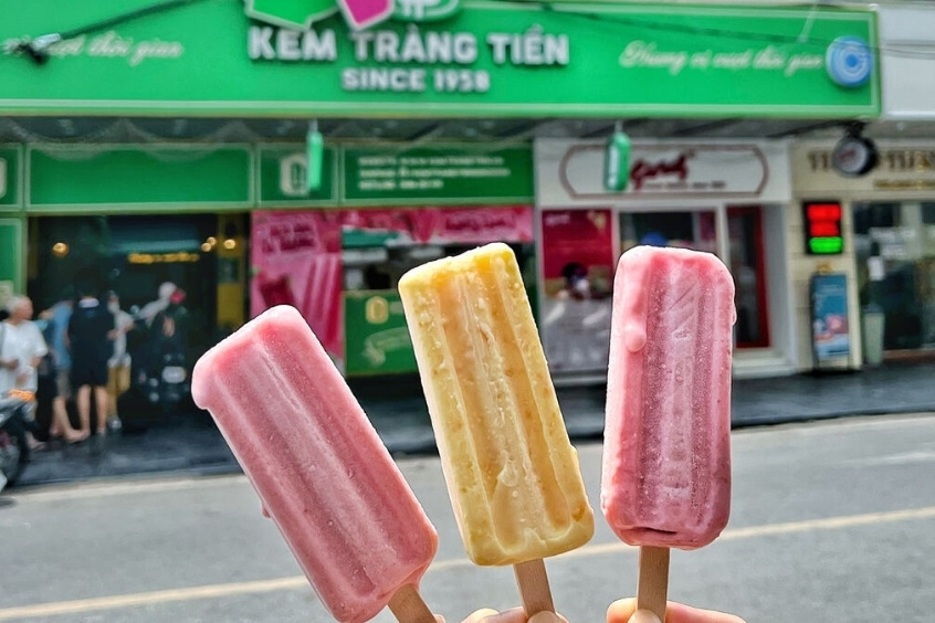 Kem Tr&agrave;ng Tiền, m&oacute;n kem đặc sản Thủ đ&ocirc; nổi tiếng c&oacute; từ năm 1958, thường được t&igrave;m thấy gần&nbsp;hồ Gươm
