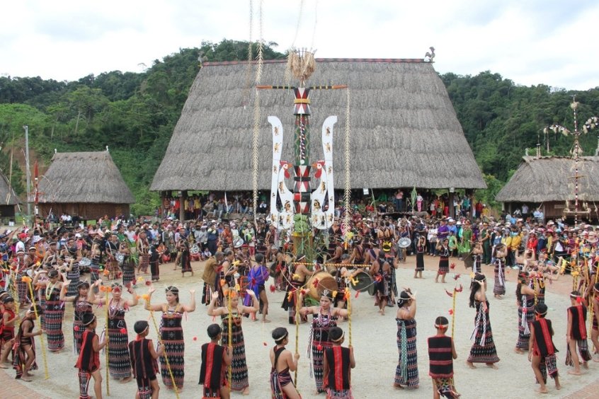 H&ograve;a m&igrave;nh v&agrave;o kh&ocirc;ng gian văn h&oacute;a đậm đ&agrave; bản sắc của đồng b&agrave;o Cơ Tu với điệu m&uacute;a Tung tung da d&aacute; truyền thống