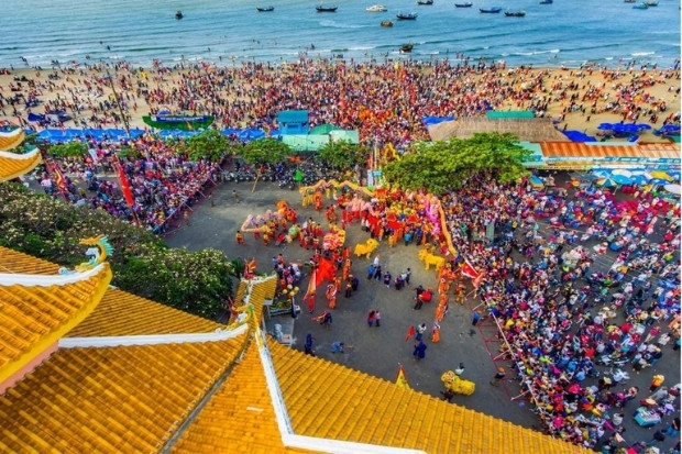To&agrave;n cảnh b&atilde;i biển Long Hải rực rỡ sắc m&agrave;u, thu h&uacute;t h&agrave;ng ng&agrave;n du kh&aacute;ch về tham dự lễ hội Dinh C&ocirc; lớn nhất v&ugrave;ng