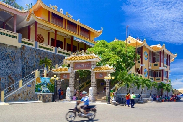 Kiến tr&uacute;c uy nghi của Dinh C&ocirc; tọa lạc b&ecirc;n sườn n&uacute;i Kỳ V&acirc;n, hướng ra biển Đ&ocirc;ng bao la