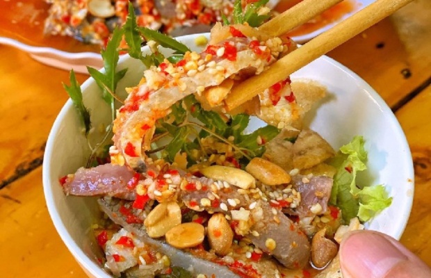 Gỏi c&aacute; Nam &Ocirc; cuốn b&aacute;nh tr&aacute;ng với&nbsp;nước chấm đặc trưng