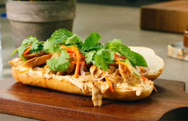 B&aacute;nh m&igrave; Đ&agrave; Nẵng gi&ograve;n rụm với nh&acirc;n đầy đặn v&agrave; hấp dẫn