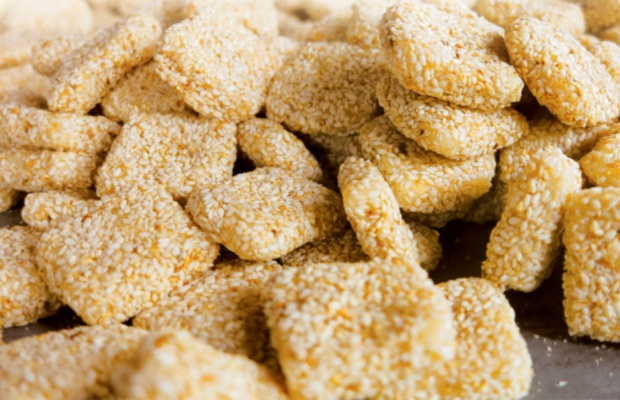 B&aacute;nh kh&ocirc; m&egrave; truyền thống với lớp m&egrave; rang thơm