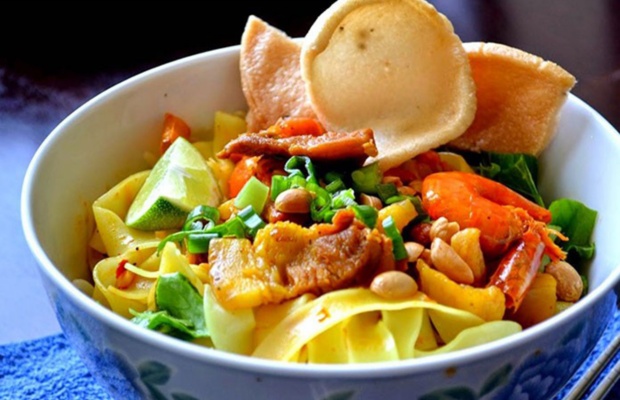 M&igrave; Quảng với sợi m&igrave; v&agrave;ng, topping t&ocirc;m thịt v&agrave; rau sống đặc trưng miền Trung