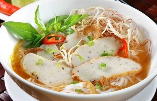 B&uacute;n chả c&aacute; Đ&agrave; Nẵng với nước d&ugrave;ng thanh ngọt từ xương c&aacute;