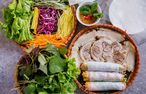 B&aacute;nh tr&aacute;ng cuốn thịt heo ăn k&egrave;m rau sống đậm vị