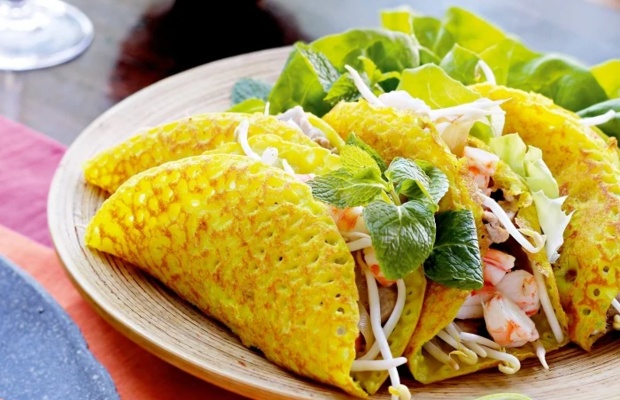 B&aacute;nh x&egrave;o gi&ograve;n rụm ăn c&ugrave;ng nước chấm đậu phộng b&eacute;o ngậy