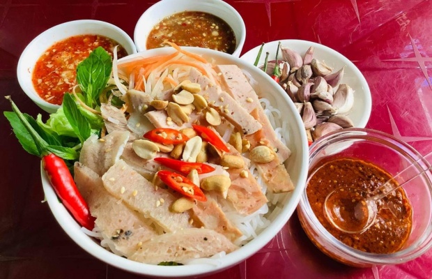 &nbsp;B&uacute;n mắm n&ecirc;m với hương vị đậm đ&agrave; đặc trưng của miền Trung